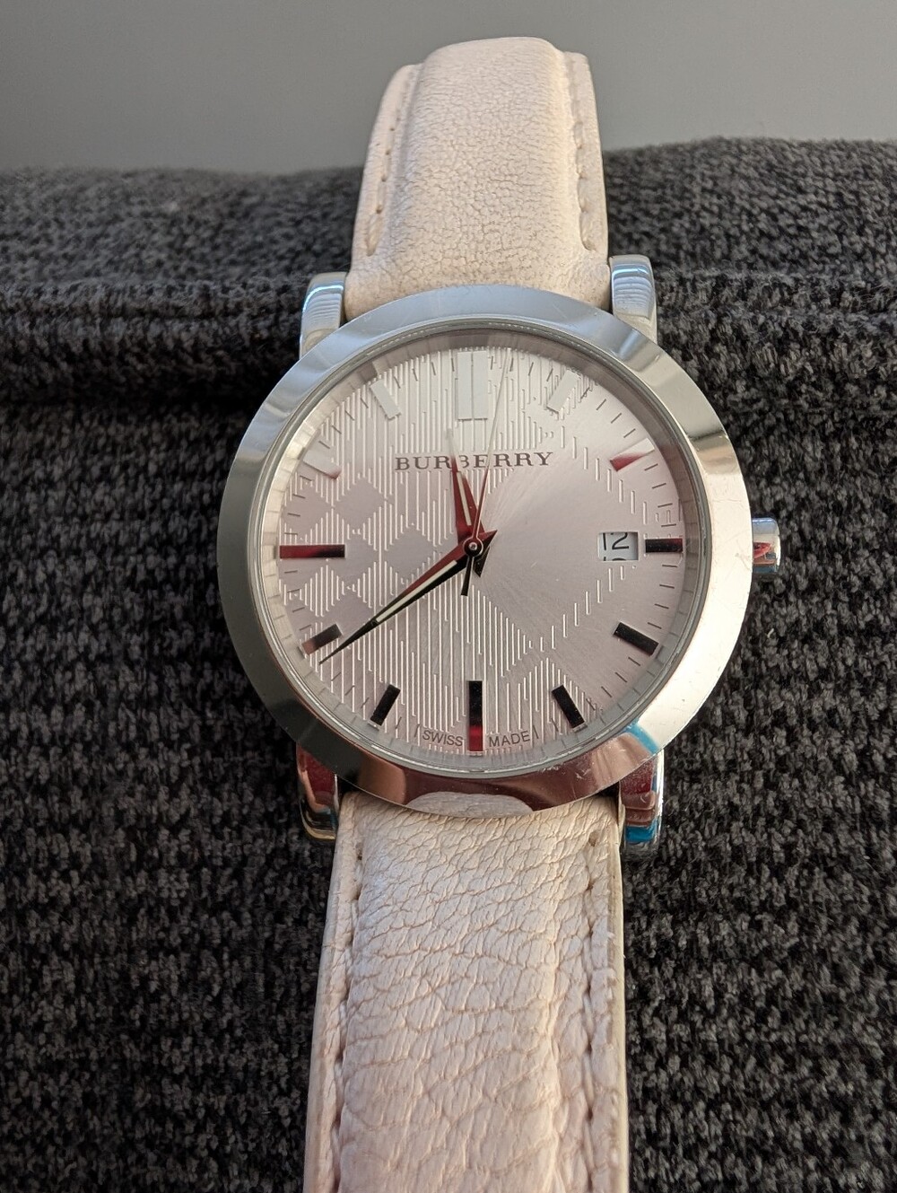 Burberry Ladies Watch - White Leather Band In Good Condition